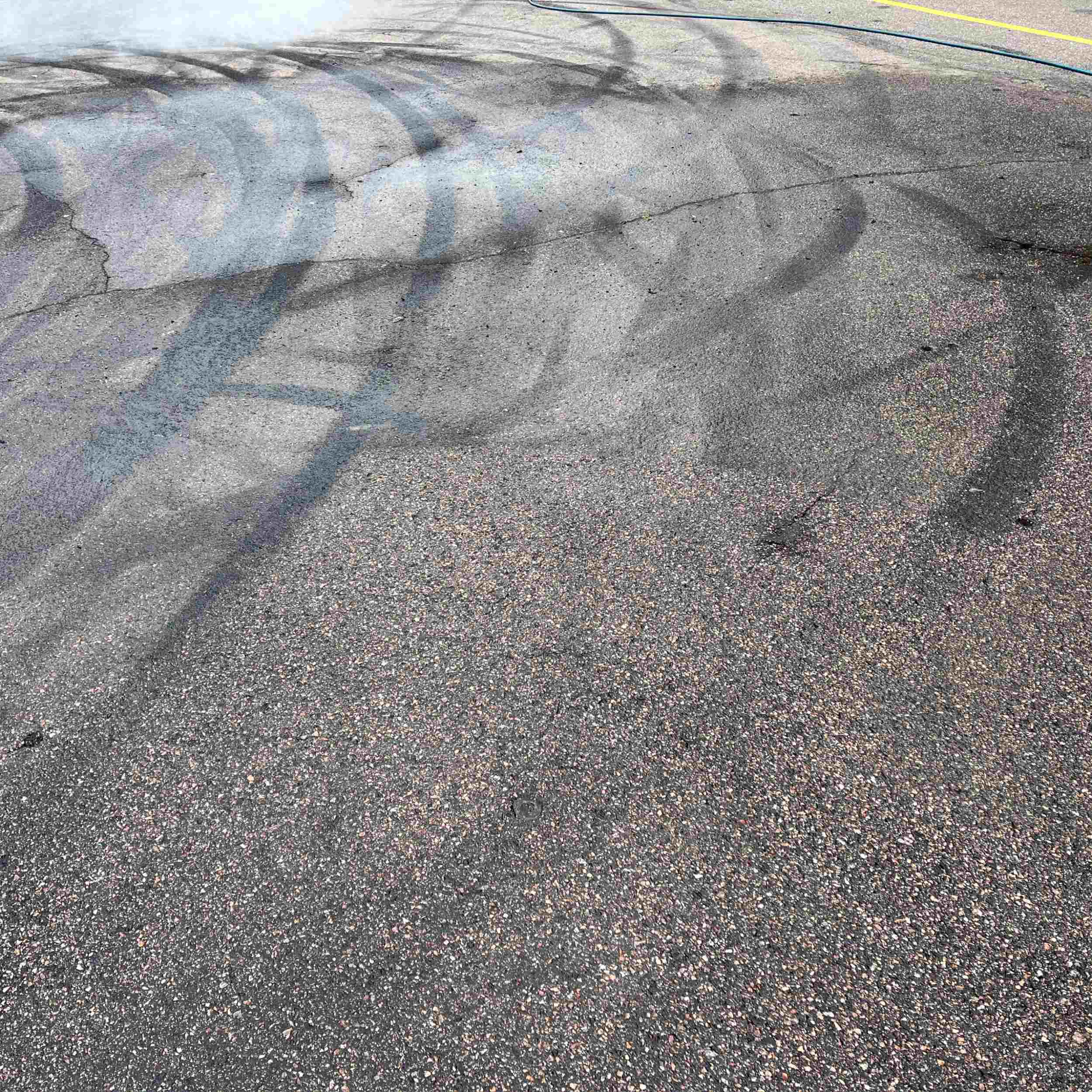 Rehvijälgede eemaldamine asfaltilt